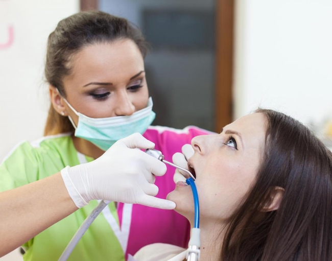 При болезненных ощущениях и воспалении в ротовой полости не затягивайте с визитом к стоматологу